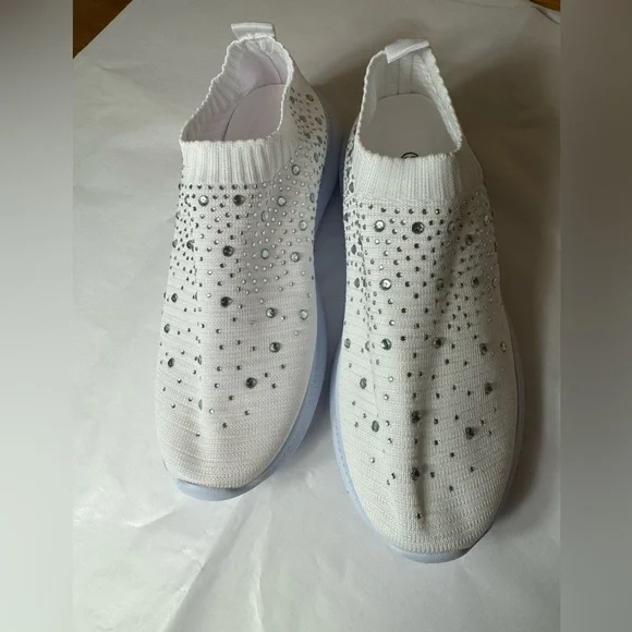 NWOT Women’s Slip-On Sneakers With Rhinestones Accents Lightweight White Size 8 - Picture 2 of 9